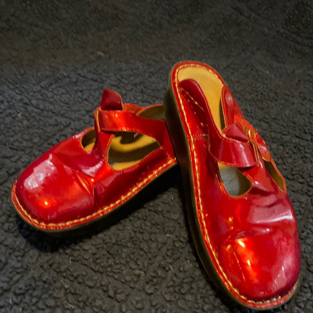 Algeria work clogs, size 36 or 6 to 6.5us. Color Sangria